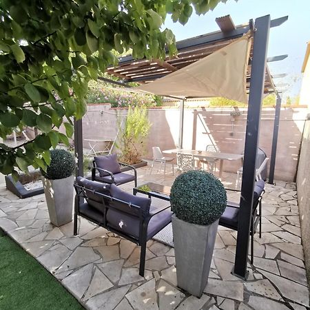 Gites Avec Grande Piscine Et Sa Terrasse Privative Bernis Exterior photo