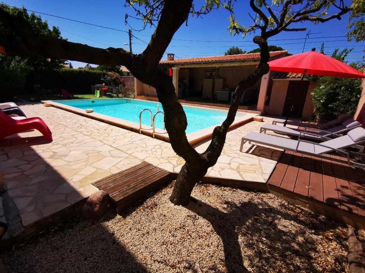 Gites Avec Grande Piscine Et Sa Terrasse Privative Bernis Exterior photo